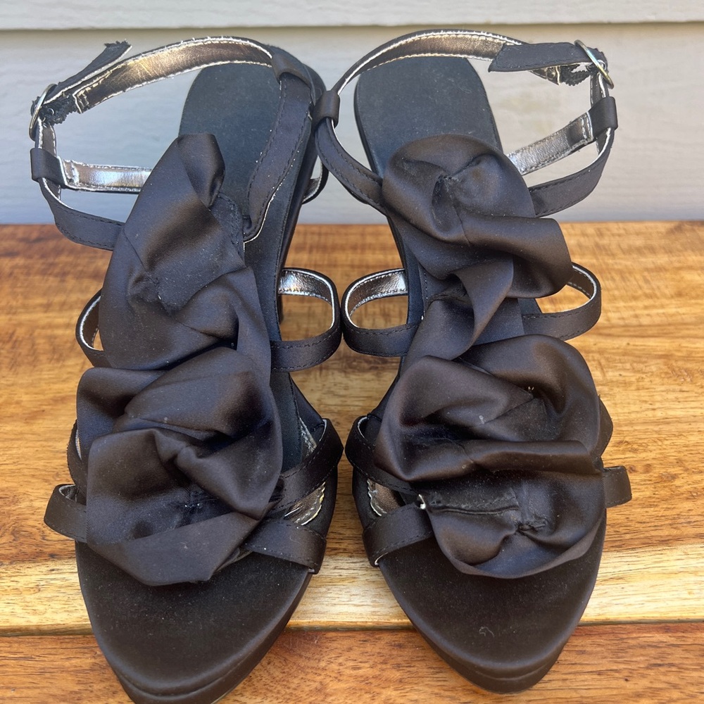 KENNETH COLE UNLISTED black fabric Size 7.5, 3 1/2” heels